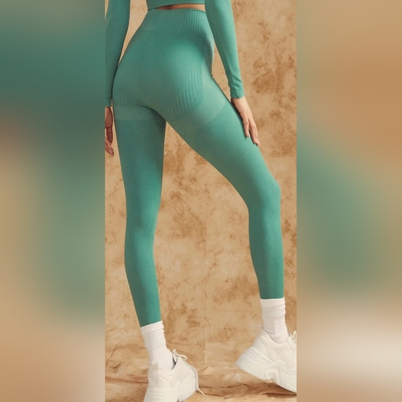 PRETTY LITTLE THING Green Contour Seamless Gym Leggings Size UK S - Picture 2 of 5